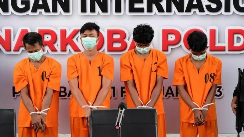 Tersangka peredaran 176 kilogram sabu yang ditangkap oleh Direktorat Reserse Narkoba Polda Riau.