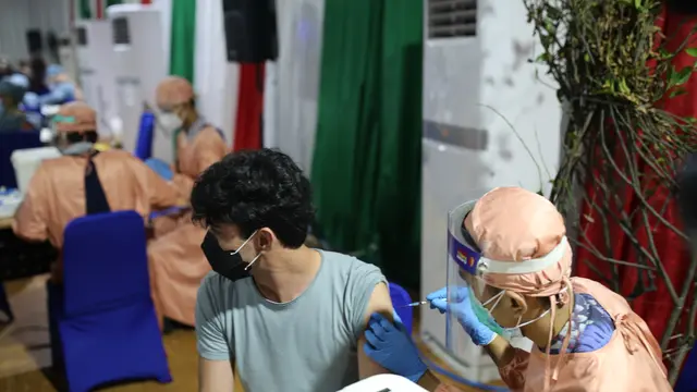 Reza Rahadian jalani vaksinasi Covid-19.