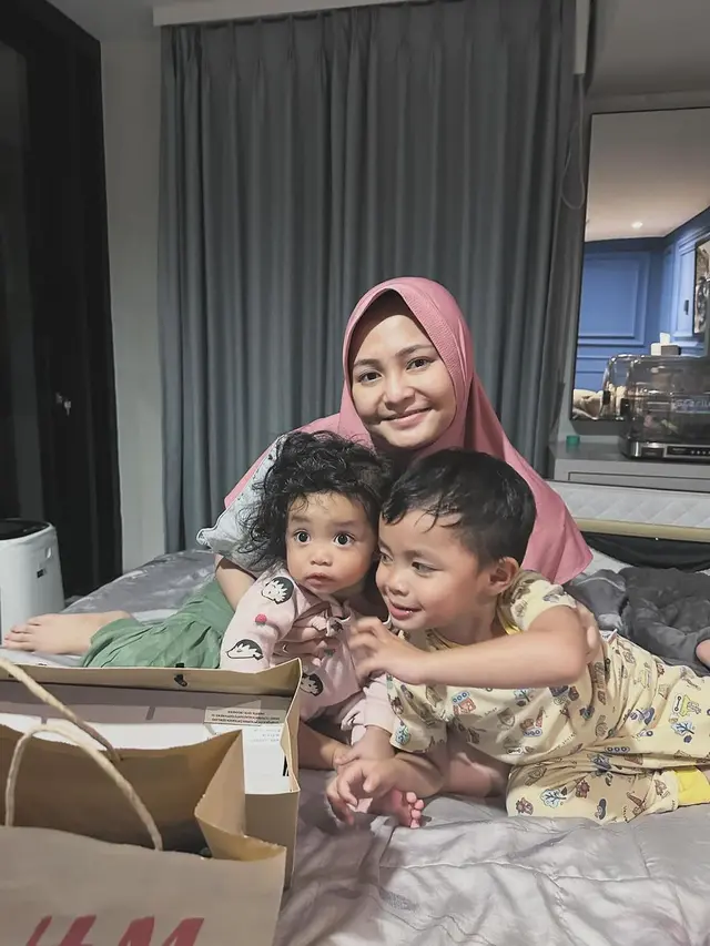 Potret Indah Ningtyas bersama anak-anaknya (Sumber: Instagram/@indhningtys)