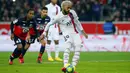 Striker Paris Saint-Germain, Neymar, mencetak gol ke gawang Lille pada laga Liga 1 Prancis di Stadion Metropole, Minggu (26/1/2020). Neymar persembahkan dua gol nya untuk legenda NBA Kobe Bryant. (AP/Michel Spingler)