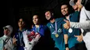 Selebritas Indonesia, Raffi Ahmad (tengah) berfoto bersama dengan keluarga Halilintar setelah laga final ganda putra padel Turnamen Olahraga Selebriti Indonesia (TOSI) Season 4 di GOR UNJ, Rawamangun, Minggu (09/11/2025). (Bola.com/Bagaskara Lazuardi)
