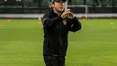 Pelatih Shin Tae-yong menghadiri sesi latihan Timnas Indonesia menjelang laga leg pertama kontra Vietnam pada semifinal Piala AFF 2022, di Lapangan A Kompleks Gelora Bung Karno, Jakarta, Rabu (4/1/2023). Skuad Garuda – julukan Timnas Indonesia –akan menjamu Vietnam pada semifinal Leg 1 Piala AFF 2022, Jumat 6 Januari 2023 mendatang. (Liputan6.com/Faizal Fanani)