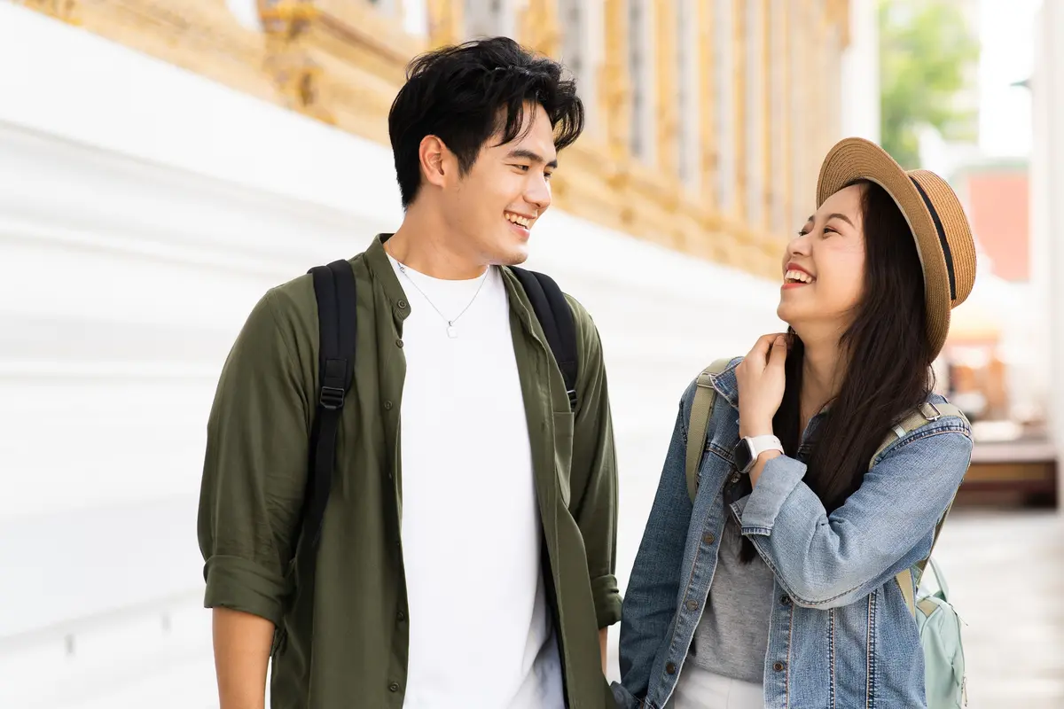 perempuan dan pasangan 29 agustus jatuh cinta