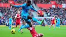 Striker Tottenham Hotspur Emmanuel Adebayor (kiri) menghindari tekel gelandang Southampton Morgan Schneiderlin (kanan) pada pertandingan sepak bola Liga Inggris antara Southampton vs Tottenham Hotspur di Stadion St Mary, Southampton (22/12/13). (AFP/Glyn 