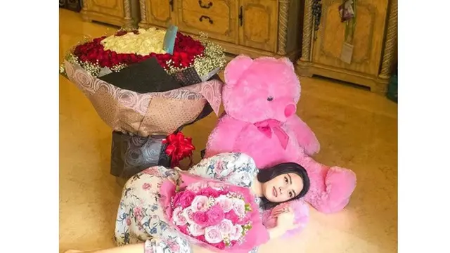 Berbeda 10 Tahun, Ini 6 Potret Cantik Angbeen Rishi Kekasih Adly Fairuz