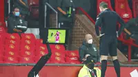Wasit David Coote melihat layar VAR saat pertandingan Manchester United melawan West Bromwich Albion pada laga Liga Inggris di Stadion Old Trafford, Minggu (22/11/2020). MU menang dengan skor 1-0. (Alex Livesey/Pool via AP)