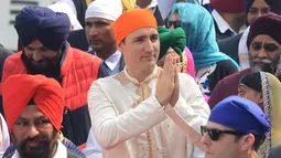 Perdana Menteri Kanada Justin Trudeau memberi penghormatan di Kuil Emas SSikh di Amritsar, India (21/2). Trudeau dan keluarganya sedang dalam perjalanan resmi selama seminggu ke India. (AFP Photo/Narinder Nanu)