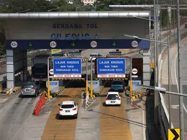 Antrean kendaraan di Gerbang Tol Ciledug I, Jakarta, Senin (18/6). Badan Pengatur Jalan Tol (BPJT) Kementerian PUPR memberlakukan perubahan tarif Tol Jakarta Outer Ring Road (JORR) mulai tanggal 20 Juni 2018. (Liputan6.com/Angga Yuniar)