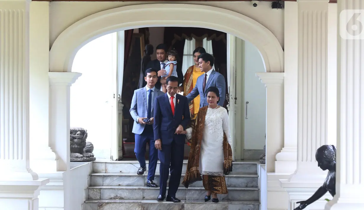 Presiden  Joko Widodo bersama ibu negara Iriana didampingi putra putrinya bersiap meninggalkan Istana Merdeka menuju gedung DPR, Jakarta, Minggu (20/10/2019). Jokowi bersama keluarga menuju DPR untuk dilantik menjadi presiden untuk kedua kalinya. (Liputan6.com/Angga Yuniar)