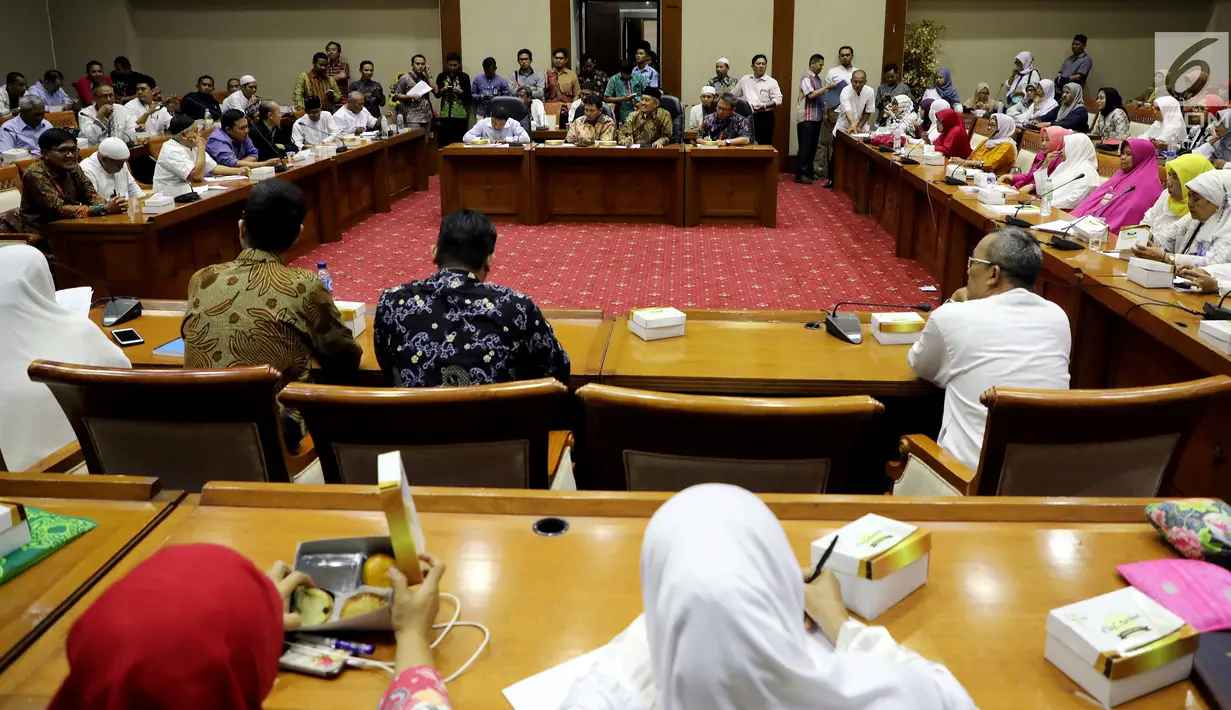 Suasana pertemuan korban First Travel dengan Komisi VIII DPR Fraksi PPP, Jakarta, (18/8). Mereka meminta anggota DPR khususnya Fraksi PPP memfasilitasi pertemuan dengan Kemenag, OJK, Bareskrim, KPPU dan Pihak First Travel. (Liputan6.com/Johan Tallo)