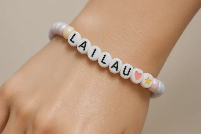 3. Gelang Huruf Nama dari Manik-Manik