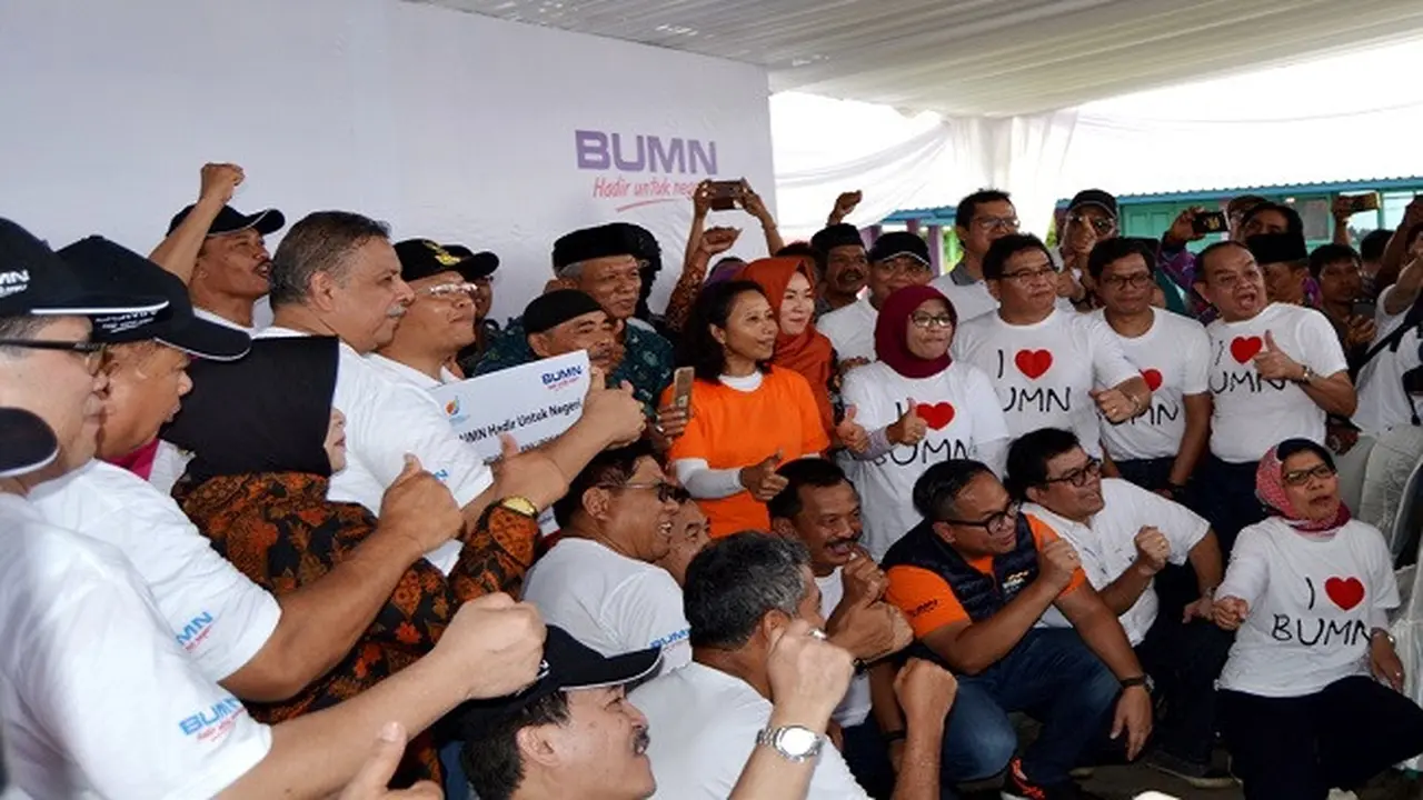 Menteri BUMN Rini Soemarno bersama pimpinan BUMN menyambangi perkampungan nelayan di Kelurahan Kampung Bahari, Kecamatan Sumber Jaya, Kota Bengkulu pada Kamis (23/11/2017). (Liputan6.com/Yuliardi Hardjo Putro)