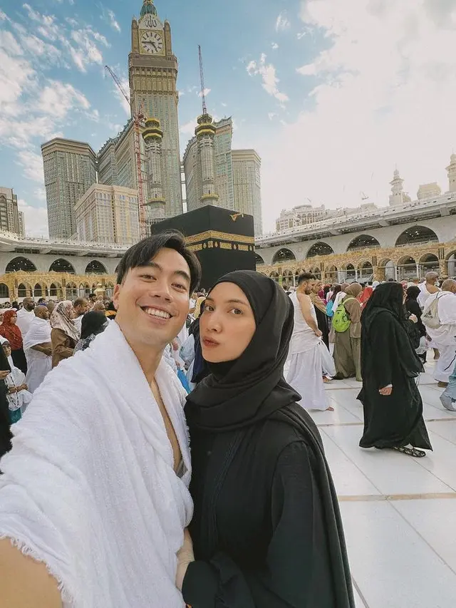 Gaya Sheila Dara Kenakan Kerudung saat Umrah Bersama Vidi Aldiano, credit: (@vidialdiano)