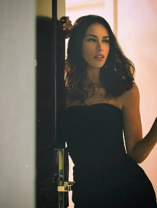 Walaupun sudah mempunyai dua orang anak, akan tetapi Sophia Latjuba punya badan yang proposional. (Foto: instagram.com/sophia_latjuba88)