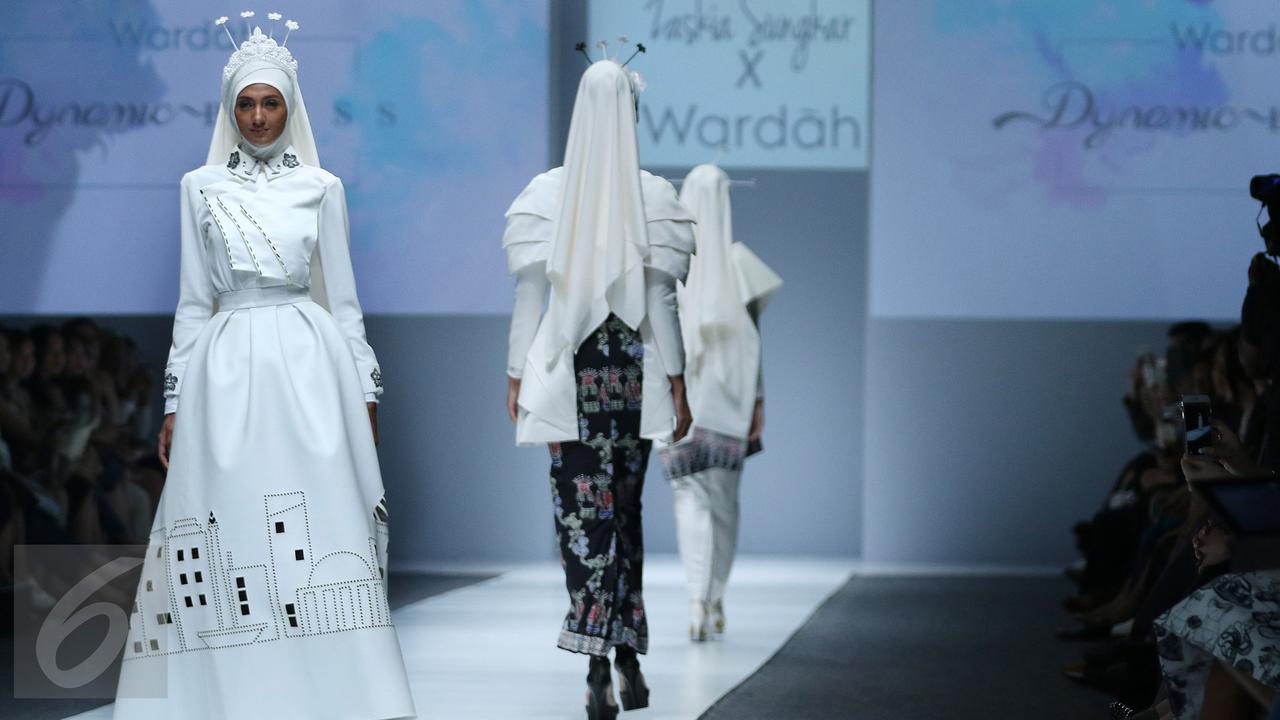 20151025-Artis Sekaligus Desainer Zaskia Sungkar Ramaikan JFW 2016