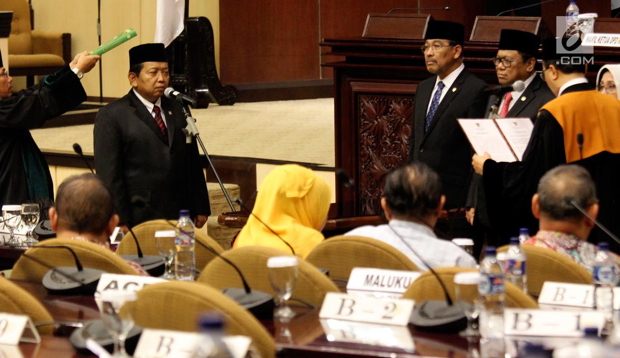 Wakil Ketua DPD terpilih Akhmad Muqowam mengucap sumpah jabatan saat dilantik, Jakarta, Kamis (26/7). Pemilihan ini merupakan kelanjutan dari berlakunya UU Nomor 2 Tahun 2018 tentang MPR, DPR, DPD, dan DPRD (UU MD3). (Liputan6.com/Johan Tallo)
