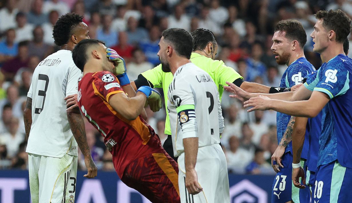 Wasit awalnya tak melihat aksi Carvajal itu. Tetapi para pemain Marseille langsung memprotes sehingga wasit akhirnya memberikan kartu merah setelah meninjau video. (AFP/Thomas Coex)