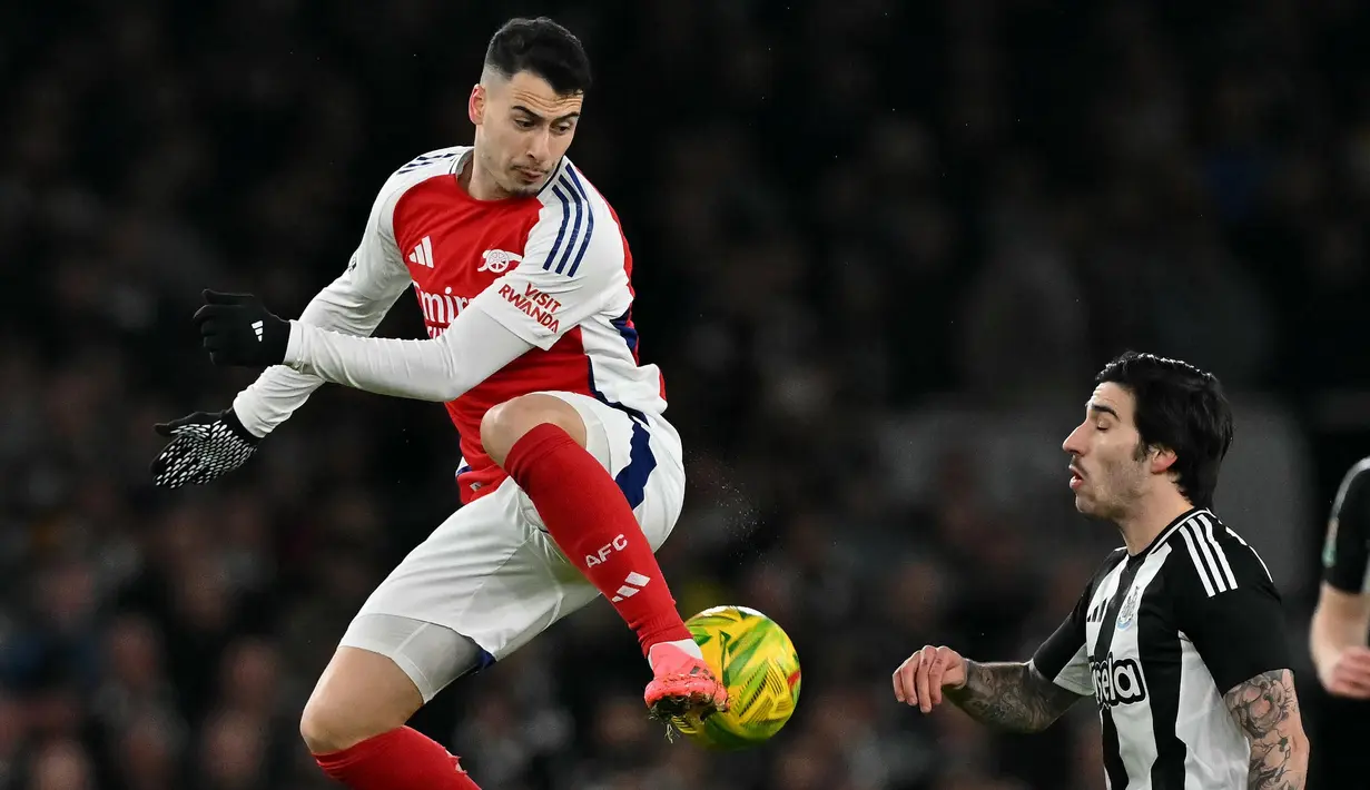 Hingga akhir babak pertama, skor 1-0 tidak berubah untuk keunggulan Newcastle United. (Glyn KIRK/AFP)