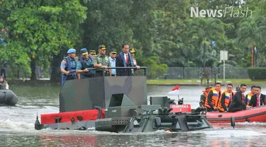 Duo prajurit cantik TNI, Serda Lutfiah dan Serda Melysa Situmorang dipercaya sebagai pengemudi kendaraan tempur (ranpur) Panser Anoa Amfibi yang ditumpangi oleh Presiden Joko Widodo atau Jokowi, Panglima Gatot Nurmantyo, dan Kapolri Tito Karnavian sa...