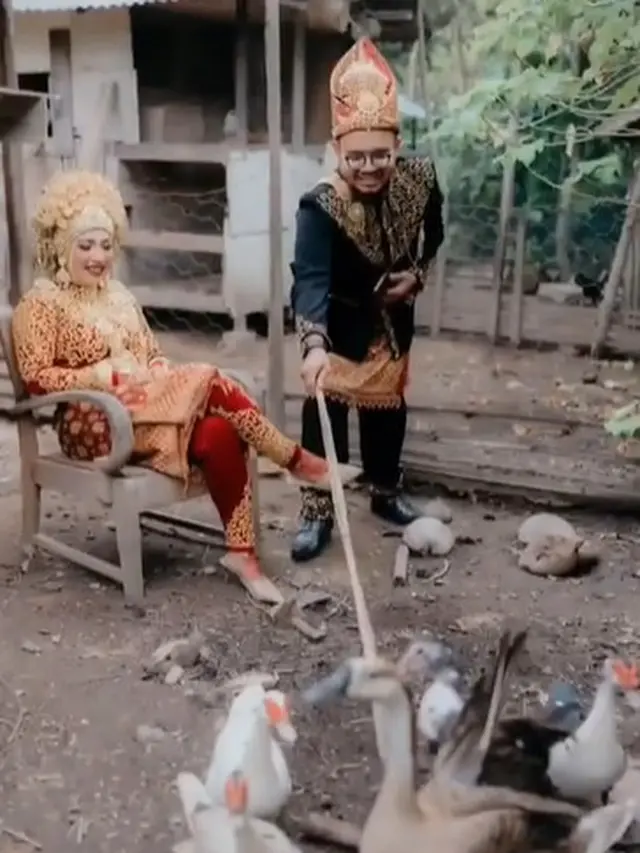 Pasangan Ini Foto Prewedding di Kandang Bebek dan Sapi, 6 Hasilnya Tetap Estetik