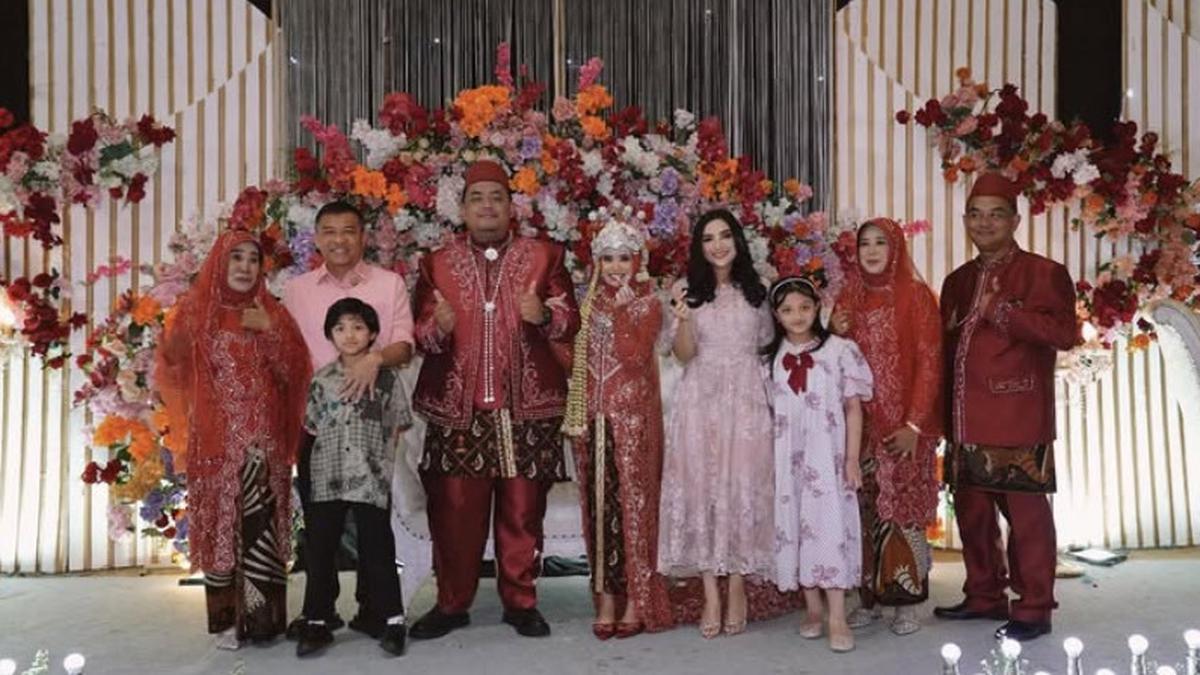 6 Pesona Ashanty Dibalut Dress Pink bak Princess saat Hadir Kondangan Karyawannya