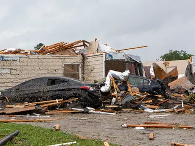Sebuah atap rumah rusak setelah tornado menghantam Monroe, La, Minggu (12/4/2020). Badai Tornado menghantam Amerika Serikat bagian Selatan di saat negara itu menghadapi pandemi COVID-19 yang menyebabkan kerusakan pada lingkungan dan bandara regional. (Nicolas Galindo/The News-Star via AP)