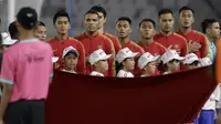 Para pemain Timnas Indonesia menyanyikan lagu kebangsaan sebelum melawan Timor Leste pada laga Piala AFF 2018 di SUGBK, Jakarta, Selasa (13/11). (Bola.com/Yoppy Renato)