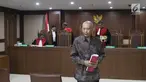 Terdakwa PT Nusa Kontruksi Enjiniring (NKE) diwakili oleh Direktur Utama Djoko Eko Suprastowo seusai menjalani sidang perdana di Pengadilan Tipikor, Jakarta, Kamis (11/10). Sidang perdana ini beragenda pembacaan dakwaan. (Liputan6.com/Herman Zakharia)
