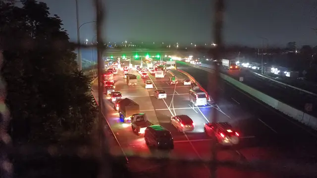 Puluhan ribu kendaraan melintasi gerbang Tol Cileunyi, Kabupaten Bandung.