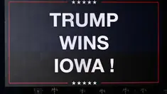 Sebuah tanda yang mengumumkan kemenangan mantan Presiden AS dan bakal calon presiden dari Partai Republik Donald Trump di Iowa ditampilkan di sebuah pesta nonton bareng dalam kaukus calon presiden Partai Republik Iowa 2024 di Des Moines, Iowa, pada tanggal 15 Januari 2024. (Jim WATSON/AFP)