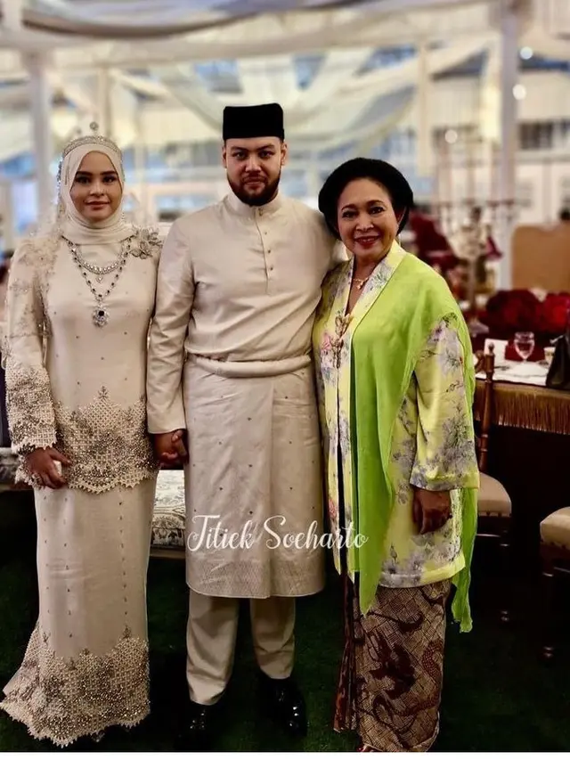 Gaya Titiek Soeharto Saat Hadir di Pernikahan Putri Kerajaan Pahang Malaysia. [@titieksoeharto]