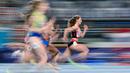 Ajla Del Ponte (kanan) dari Swiss memenangkan semifinal 60m putri di Kejuaraan Atletik Indoor Eropa 2021 di Torun. (Foto: AFP/Andrej Isakovic)
