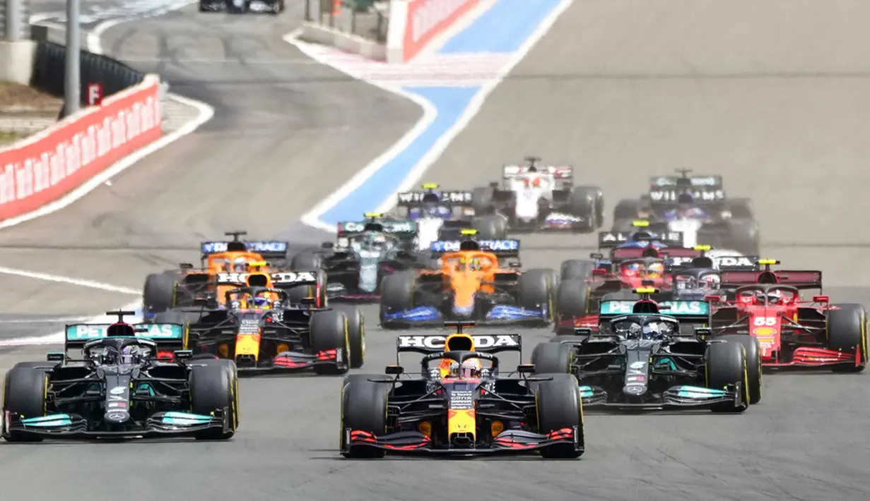 Pembalap Max Verstappen (tengah) memimpin pada awal pertandingan F1 GP Prancis di Sirkuit Paul Ricard, Le Castellet, Prancis, Minggu (20/6/2021). Max Verstappen tercepat di F1 GP Prancis. (AP Photo/Francois Mori)