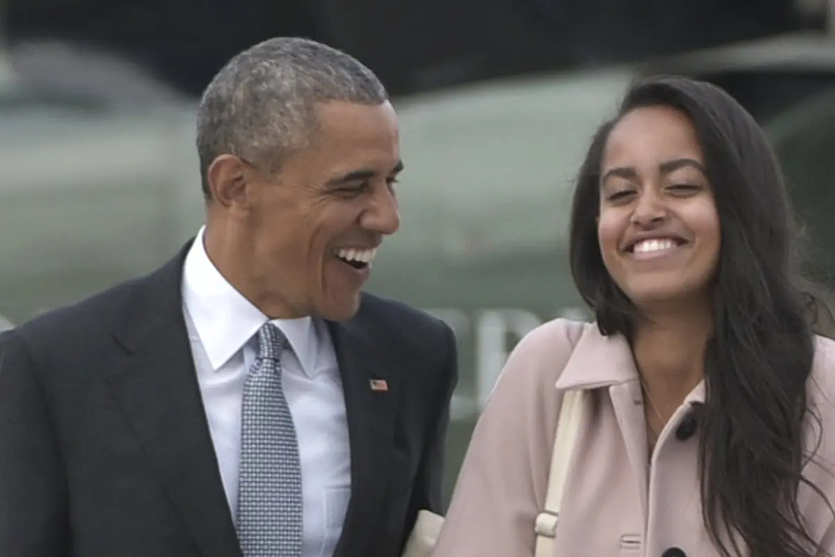 Barack Obama dan Malia Obama terlihat tertawa lepas bersama 