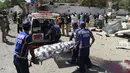 Relawan medis mengevakuasi mayat korban ledakan sebuah bom mobil di dekat kantor kepala kepolisian di kota Quetta, Pakistan, Jumat (23/5). Sampai saat ini, belum ada kelompok yang mengaku bertanggung jawab atas kejadian ini. (BANARAS KHAN/AFP)