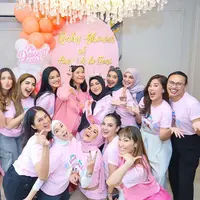 Geng Cendol kembali menggelar arisan. Pada arisan kali ini, geng yang terdiri dari para artis dan selebriti ini membuat kejutan untuk Aurel Hermansyah yang sedang hamil anak kedua. Berikut beberapa potret keseruannya. [Instagram/titi_kamall]