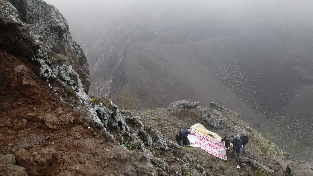 Sudah Jatuh ke Kawah Gunung Vesuvius, Turis Amerika Masih Kena Denda