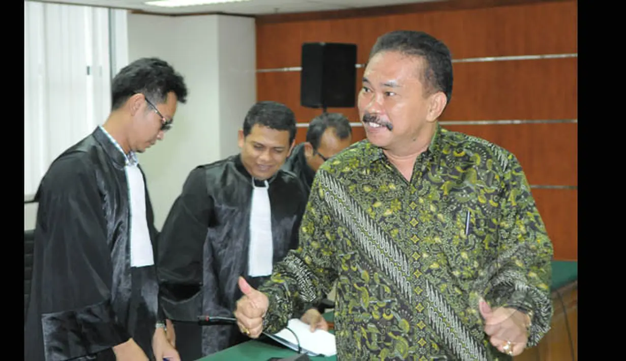 Bupati nonaktif Tapanuli Tengah, Raja Bonaran Situmeang saat menjalani sidang dengan agenda pembacaan dakwaan di Pengadilan Tipikor, Jakarta, Kamis (23/2/2015). (Liputan6.com/Herman Zakharia)