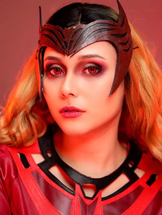 Dengan sorot mata kesedihan, Greta Iren tampil begitu mirip dengan Scarlet Witch. Tidak hanya makeup, ia pun mengenakan wardrobe yang juga dikenakan Elizabeth Olsen sebagai penyihir jahat. (instagram/clarissaputri_)