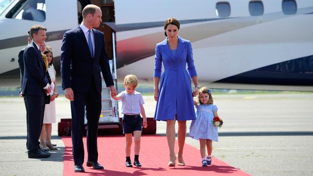 Keluarga Kate Middleton Kompak Berbaju Biru Saat Tiba di Jerman