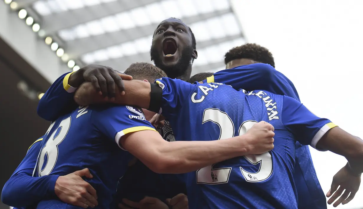 Para pemain Everton merayakan gol yang dicetak Matthew Pennington ke gawang Liverpool. Sementara gol tunggal The Toffees dibukukan oleh Matthew Pannington pada menit ke 28'. (AFP/Paul Ellis)