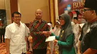 Ketua APJII Jamalul Izza (kedua dari kiri) memberikan santunan kepada perwakilan Yayasan Mutiara Qolbu Indonesia. Liputan6.com/Mochamad Wahyu Hidayat 