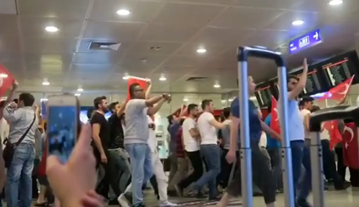 Dalam video yang diunggahnya melalui akun Instagram, ia memohon doa dari semua orang agar, ia bersama keluarganya tidak terjadi apa-apa. (Instagram/amelcarla)