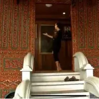 Potret rumah gadang milik mendiang Dorce Gamalama (Sumber: YouTube/Alvin & Friends)