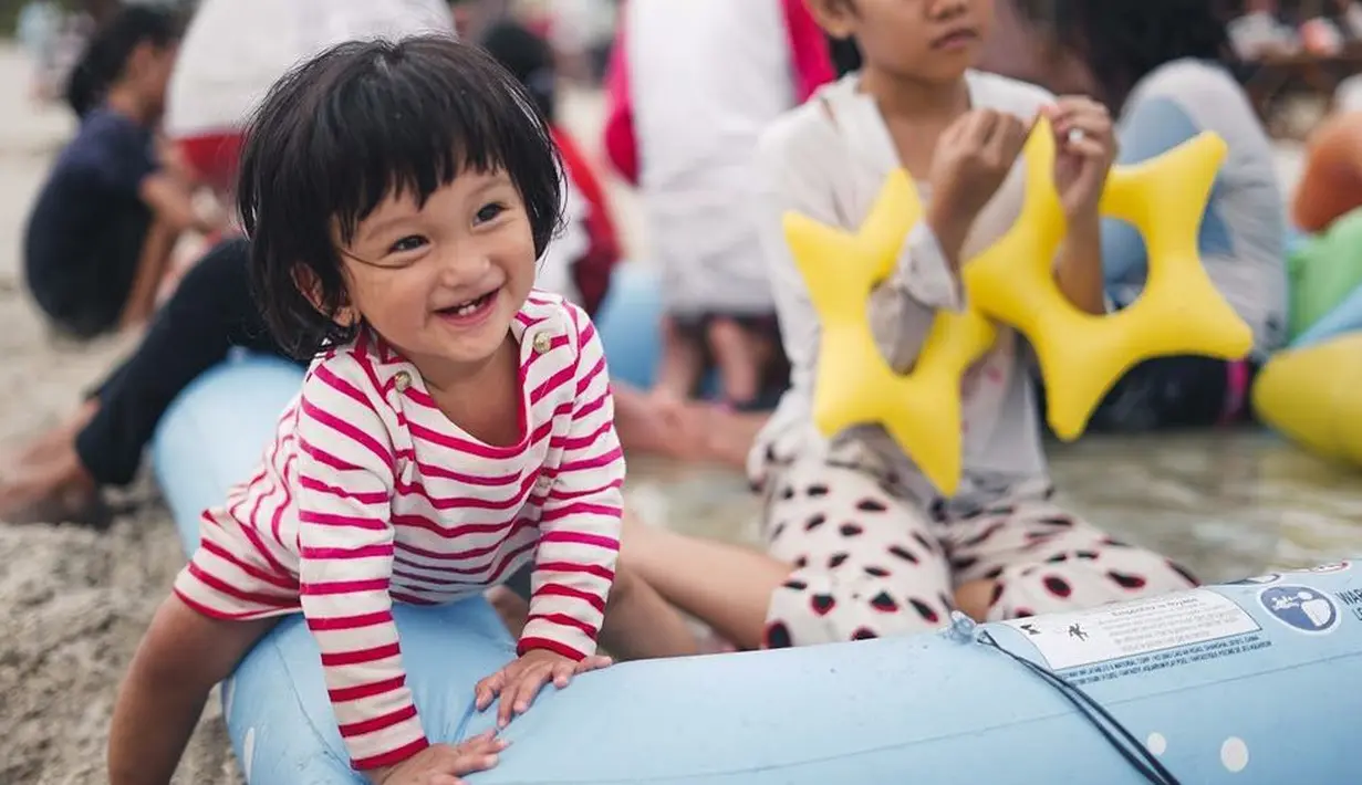 Salma terlihat begitu bahagia saat sedang bermain di pinggir pantai. Senyum kebahagiaan seakan terpancar dari wajahnya. (Foto: instagram.com/atiqahhasiholan)