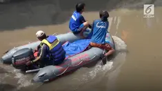 Sepasang suami istri cek-cok usai makan soto, lantaran sang istri tersiram kuah soto panas. Kejadiannya saat menyusuri jembatan sang istri yang masih marah terpeleset dan masuk kedalam sungai. Agus sang suami mencoba menolong, nahas Agus terbawa arus...