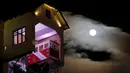 Supermoon terlihat di samping elevator kota Valparaiso, Minggu (27/9). Gerhana Bulan Supermoon (Bulan merah darah), kembali menampakkan keindahannya setelah 18 tahun tidak terjadi. (REUTERS/Rodrigo Garrido)