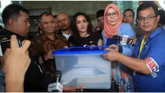 Rombongan Panitia Khusus DPR untuk Pelindo II menyambangi Gedung Komisi Pemberantasan Korupsi (KPK). Kedatangan Rieke cs itu ke KPK untuk mendukung Agus Raharjo cs guna mengusut tuntas kasus dugaan korupsi di PT Pelindo II