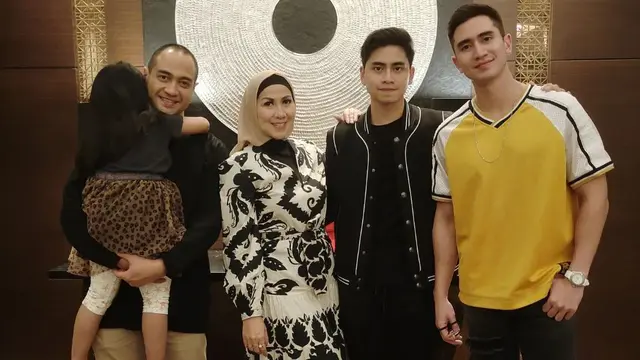 7 Momen Kompak Venna Melinda dan Ferry Irawan Buka Bersama dengan Anak-Anak