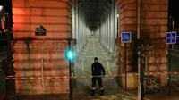 Seorang polisi berpatroli di area penusukan atau serangan pisau dekat Menara Eiffel di Paris Prancis. (AFP)